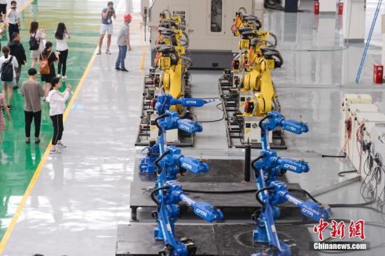 资料图：长沙，众多机器人在厂房内集体跳舞。中新社记者 杨华峰 摄