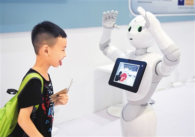 8月16日，一名小朋友在机器人大会上与机器人进行互动。新华社记者 罗晓光摄