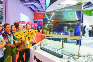 11月6日，首届中国国际进口博览会上，观众在了解松下透明OLED<a href=http://www.qhea.com/dianshi/ target=_blank class=infotextkey>电视</a>。 新华社图
