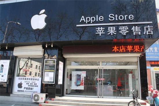 在苹果零售店盛行之前，多数的苹果设备都是依靠这些店销往全国