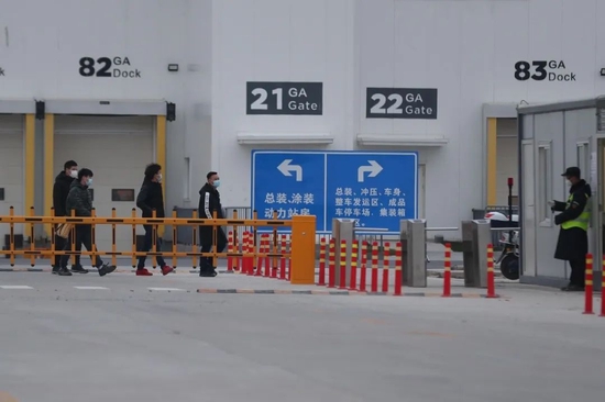 特斯拉员工进入工厂　　来源：视觉中国