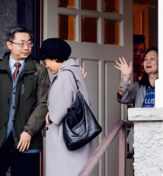 2018年12月12日，加拿大温哥华，孟晚舟 (右 )在住处门口送别访客。图/视觉中国